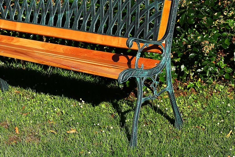 Tuin Bankje Hardhouten tuinbankje met gietijzeren zitleuning (126cm